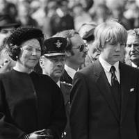 Dit is het verhaal achter Willem-Alexanders extra verdrietige eerste Dodenherdenking
