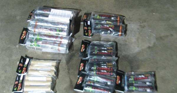 Politie Pakt 26 Kilo Illegaal Vuurwerk Af In Tholen Tholen Bndestem Nl