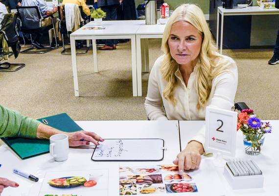Kroonprinses Mette-Marit tijdens werkbezoek naar het ziekenhuis gebracht