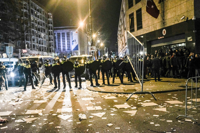 De mobiele eenheid moesten ingrijpen bij de rellen bij het Turks consulaat in Rotterdam.