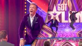 Dan Karaty en James Cooke testen trampoline in Got Talent