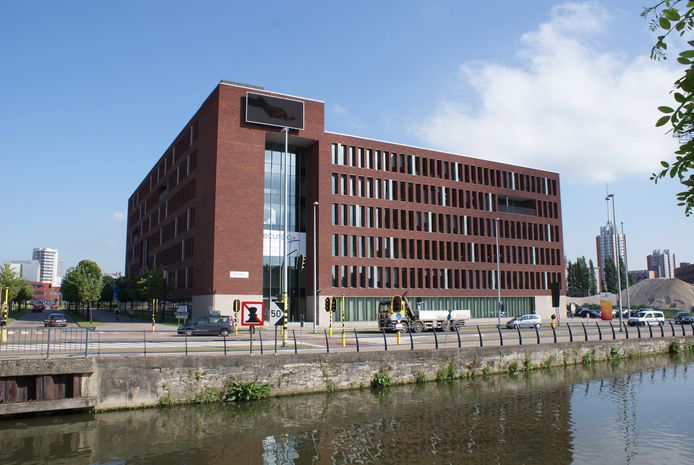 Jongeren stelen bier uit afvalcontainer AB InBev | Leuven ...