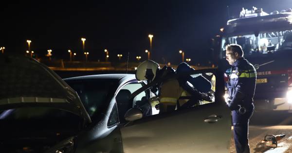 Auto brandt op landweg bij A2: eigenaar nergens te bekennen