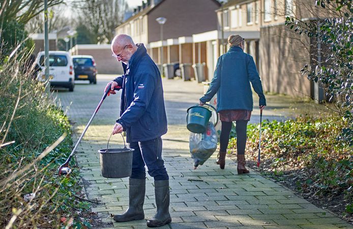 Ferd en Mieke van der Aa rapen zwerfafval op in de buurt van de Staringstraat te Oss.