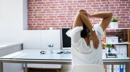 Meer rugpijn door thuiswerk: 6 oefeningen die je kan doen vanuit je stoel