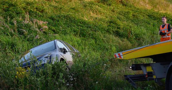 Invoegen gaat fout op A58 bij Ulvenhout: auto rijdt sloot in - BN DeStem