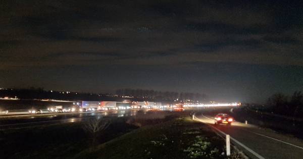 Drukke avondspits na ongelukken, meer dan een uur vertraging op A15.