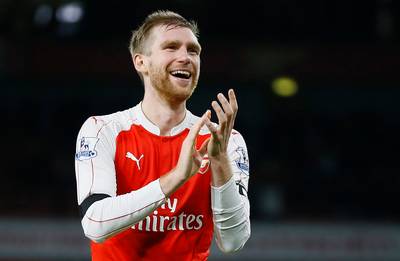 Mertesacker kondigt afscheid aan en wordt hoofd jeugdopleiding bij Arsenal