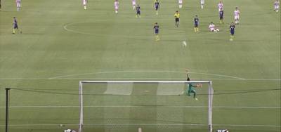 Heerlijk doelpunt vanaf de middellijn!