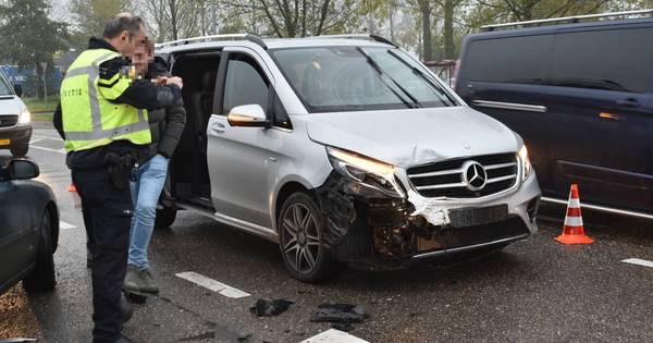Twee auto's botsen op N283 bij Wijk en Aalburg, een gewonde - BD.nl