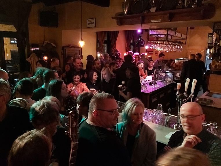 Het café zat overvol tijdens het optreden.