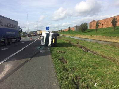 Auto in de sloot langs A73 bij Beuningen,  weg weer vrij