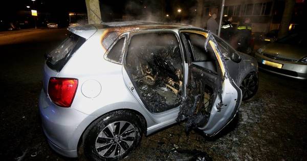 Politie zoekt getuigen na autobrand in Den Bosch.