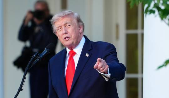 Trump moet toch dwangsom voor seksueel misbruik betalen van Hooggerechtshof, dat hem in andere zaak wel meer macht over overheidsinstellingen geeft