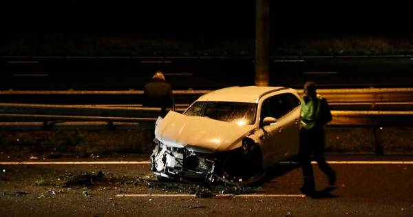 Auto knalt op vangrail op A50, twee rijstroken tijdelijk afgesloten - De Stentor