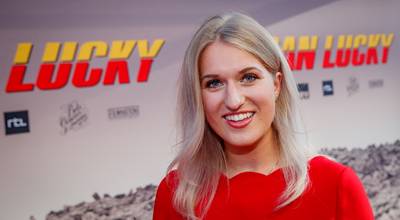 Britt Dekker met Maik de Boer langs rode loper Televizier Gala