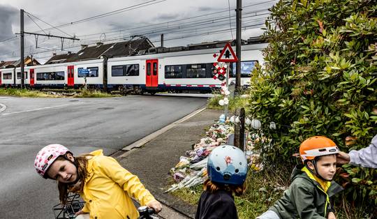 ‘Er zijn die dag vier mensen niet thuisgekomen’: mobiliteitsminister De Ridder onder druk na dodelijk ongeval met schoolbus