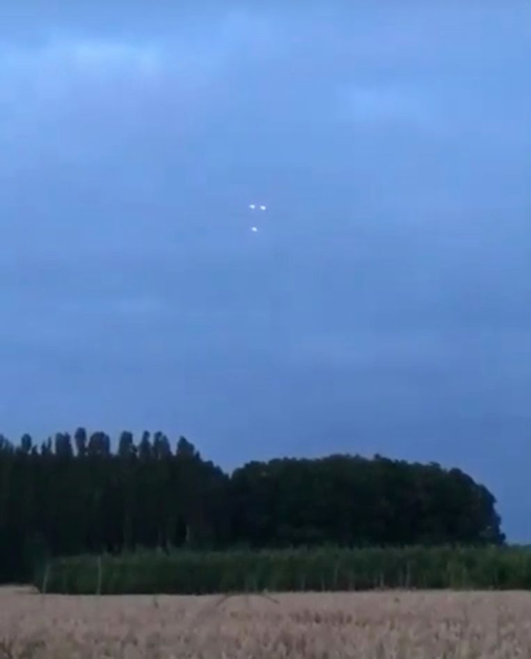 Een omwonende zag enkele vreemde lichtpunten aan de hemel. Mogelijk gaat het om drones.