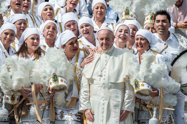 Paus Franciscus groet gelovigen uit Mexico in Vaticaanstad, op 27 september 2017.