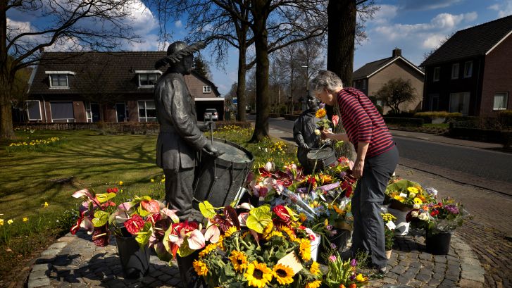 Eerbetoon aan Guus, de 29-jarige Beek en Donkenaar die overleed aan gevolgen van het coronavirus