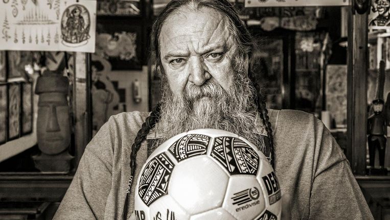 Henk Schiffmacher Ontwerpt De Officiele Voetbal Van De Derbystar Het Parool
