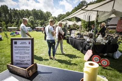 Sokken, mondmaskers en handgel op zomerfair in dat ‘andere’ Rossum