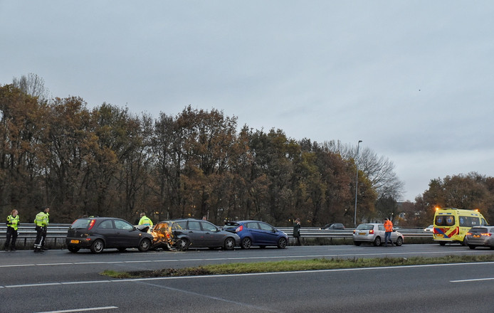 Verf spat door auto bij ongeluk op A65 bij Tilburg, meerdere lichtgewonden.