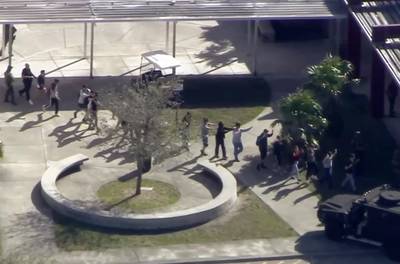 Schutter richt bloedbad aan op middelbare school in Florida