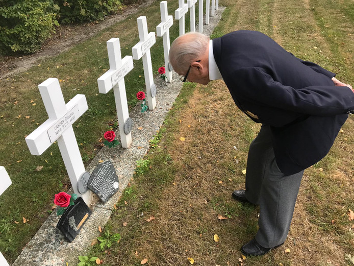 De Franse oorlogsveteraan Achille Muller bezoekt voor het eerst de Franse militaire begraafplaats in Kapelle. Acht collega's van hem liggen er begraven.
