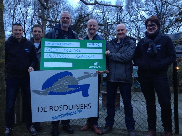 Leden van MTB De Bosduiners schenken de opbrengst aan Rigo Verhaert (3de van l.) van Coda.