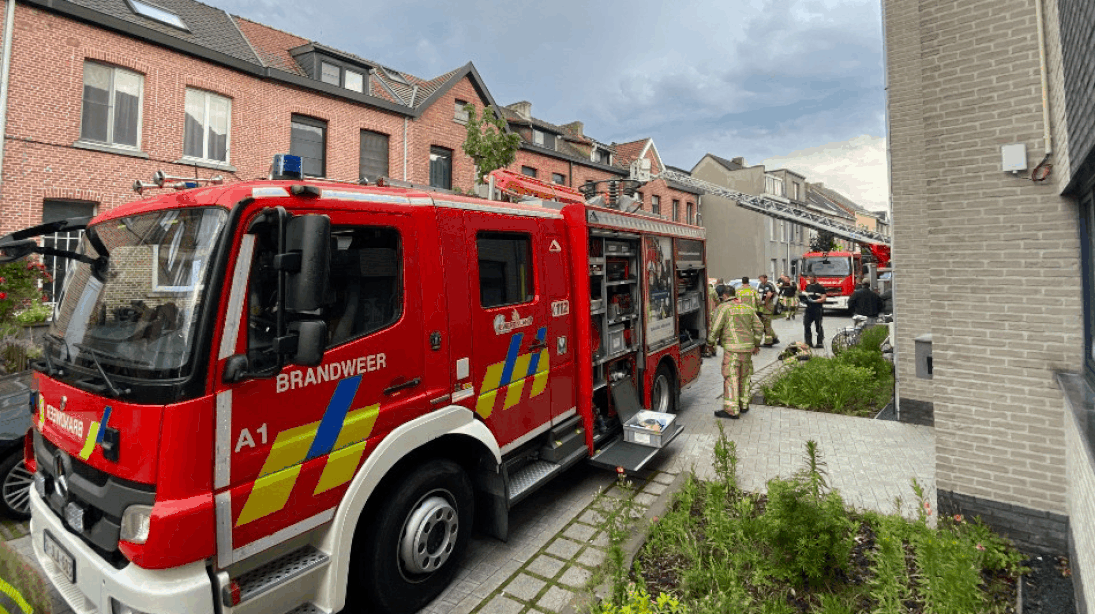 Onweer treft vooral centrum van het land: brandweerwagen staat vast in ondergelopen straat in Diegem, meerdere dakbranden door bliksem