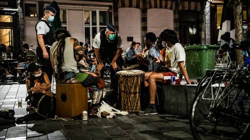Onze reporter mee op patrouille in Brussel: “Omsingeld door 70 man en bekogeld met vuurpijl. Maar het had veel erger kunnen zijn” 