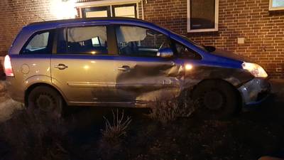 Auto belandt net naast keuken na botsing in Achterberg