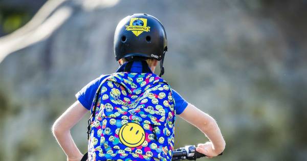 De politie is op zoek naar de vrouw die na de aanrijding is doorgereden..