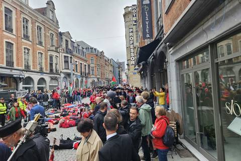De doorgang van de stoet wordt versperd door de actievoerders. ©Evert Wouters