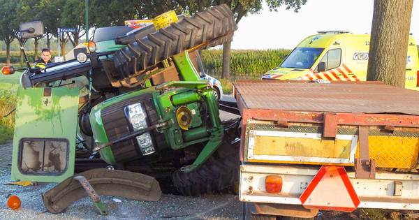 Tractor op zijkant in Leende: chauffeur verliest macht over stuur door slappe berm - Eindhovens Dagb