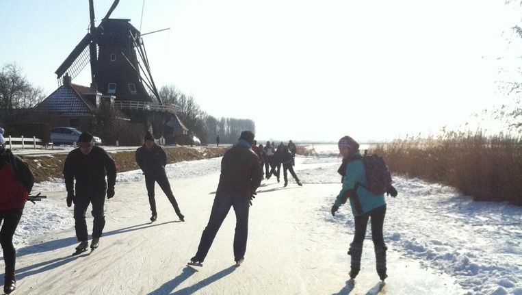 Topdrukte op het ijs door recreatieschaatsers en toertochten - Parool.nl