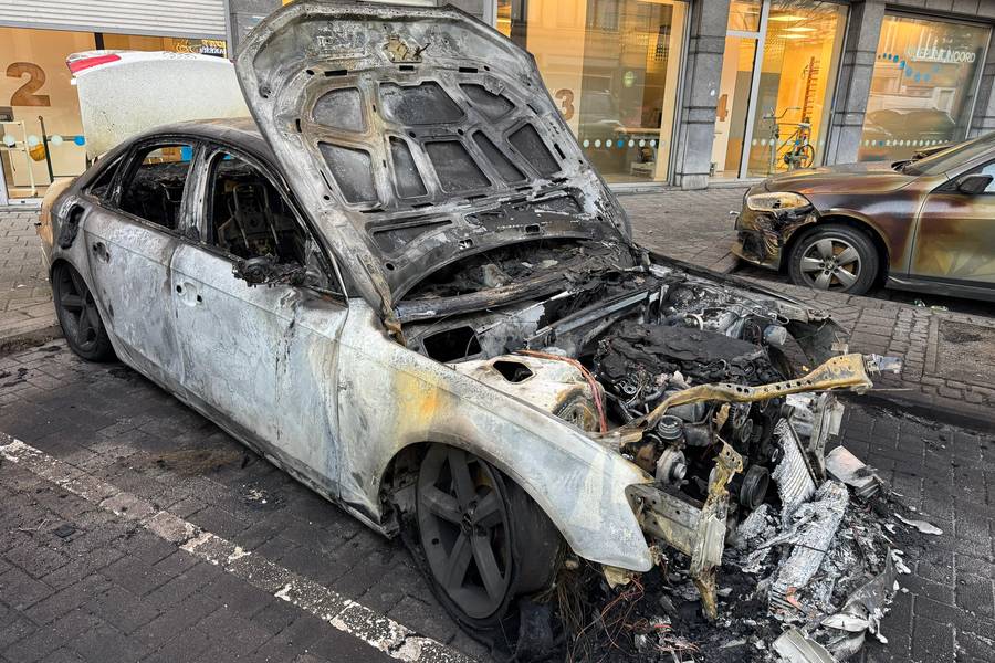 Drie wagens geraakten beschadigd door de brandstichting in de Pothoekstraat in Antwerpen. ©Marc De Roeck