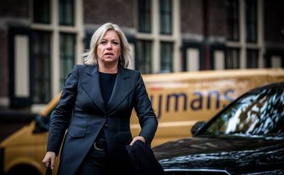 Hennis biedt nabestaanden Mali-militairen excuses aan