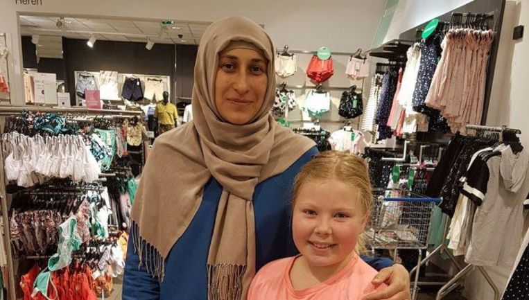 Onbekende vrouw koopt jumpsuit voor Lara (11) nadat haar moeder kleding niet kon betalen ...