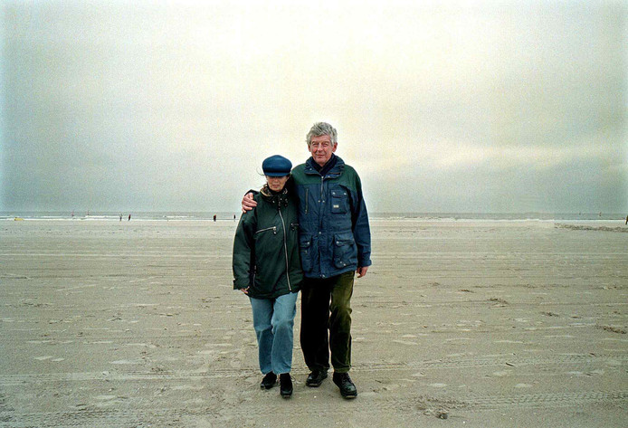 Wim en Rita Kok op het strand van IJmuiden, in 2001.