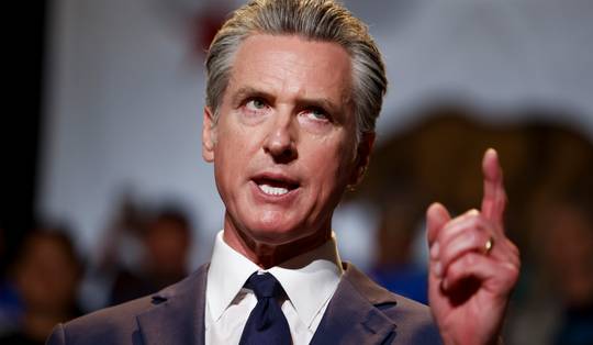 Rijk, charmant en niet bang voor een robbertje vechten: wie is Gavin Newsom, de uitdager van Trump?