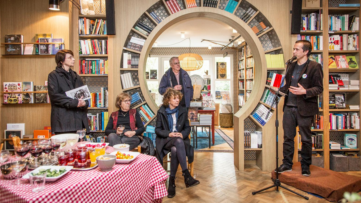 Waarom naar de boekhandel als je ook terechtkan op Het Parool