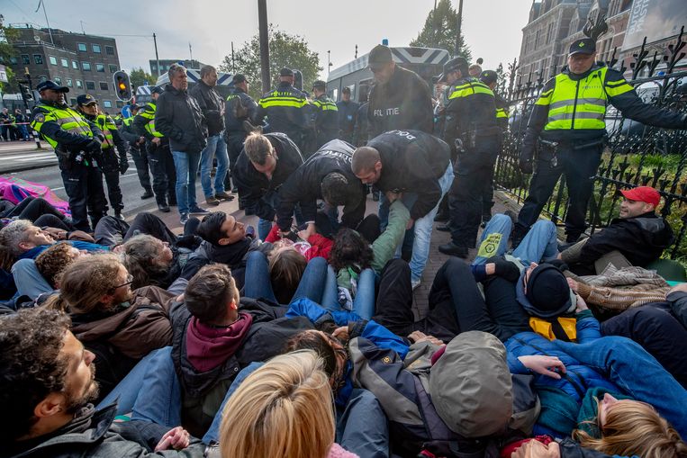 Alle blokkades zijn verholpen. De politie heeft negentig mensen gearresteerd, waarvan twintig een boete kregen.