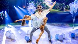 Karl & Margot dansen happy voor Karls zoontje