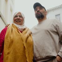 ‘Haar tranen zorgden ervoor dat ik mijn leven beterde’: Nabil Ben Yadir maakte samen met zijn moeder ‘Les baronnes’