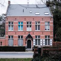 Koster bekent kindermisbruik én moord in video, maar is weer vrij: ‘Hoe kun je zoiets uit je duim zuigen?’