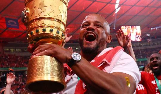 Hij bleef maar springen, zingen, en dansen: hoe Vincent Kompany in Berlijn zijn meest uitgelaten week ooit vierde