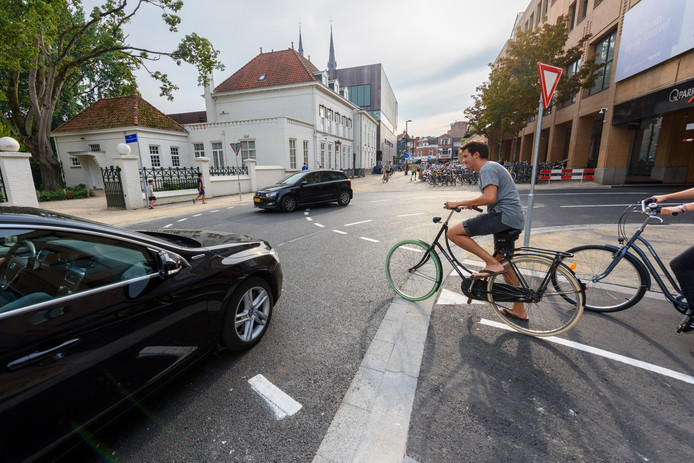 De nieuwe oversteek voor fietsers op de Ten Hagestraat in Eindhoven. De Fietsersbond en het Platform Gehandicaptenbeleid Eindhoven vinden de situatie hier gevaarlijk.