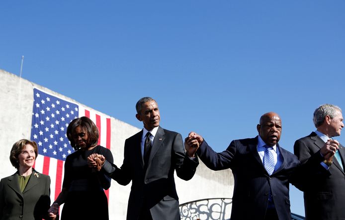 John Lewis, entouré de Laura Bush, Michelle et Barack Obama, et George W. Bush, en 2015, sur le pont Edmund Pettus, à Selma